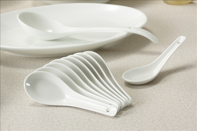 Hochentwickeltes Bone China-Set in reinem Weiß XX006