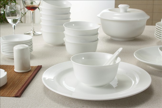 Hochentwickeltes Bone China-Set in reinem Weiß XX008