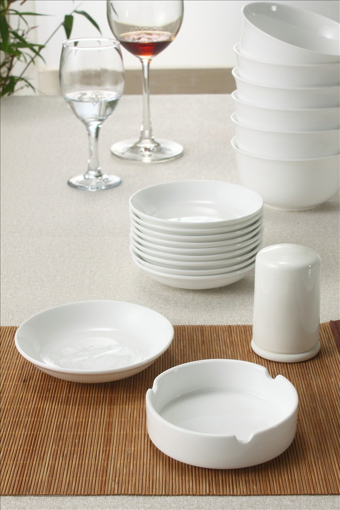 Hochentwickeltes Bone China-Set in reinem Weiß XX0010