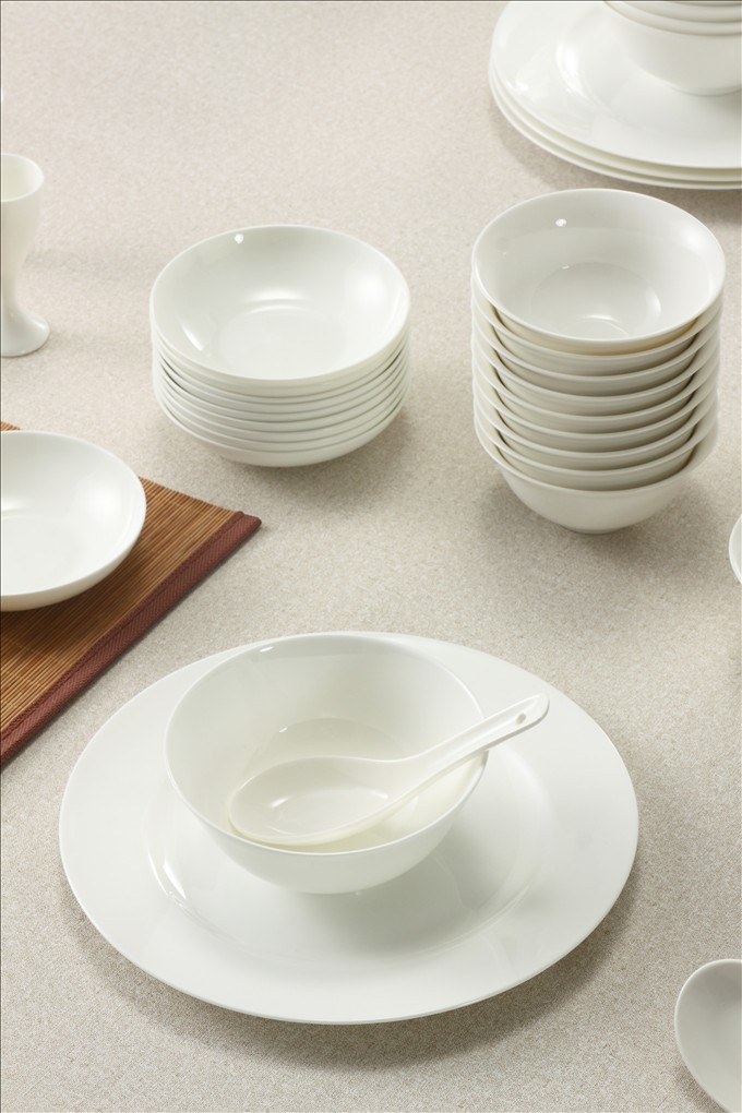 Hochentwickeltes Bone China-Set in reinem Weiß XX0017