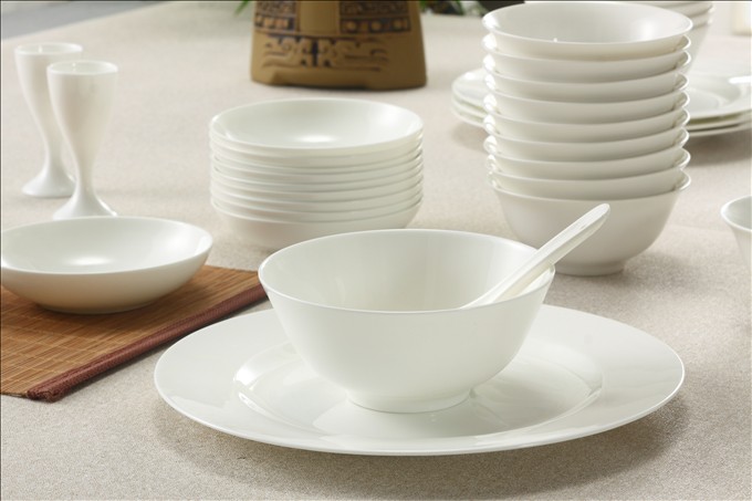 Hochentwickeltes Bone China-Set in reinem Weiß XX0018