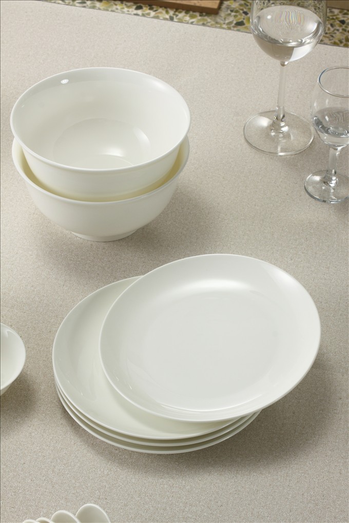 Hochentwickeltes Bone China-Set in reinem Weiß XX0022